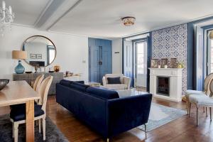uma sala de estar com um sofá azul e uma mesa em Master Deco Gem in Baixa em Lisboa