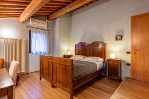 a bedroom with a large wooden bed in a room at Al Cantico in Mason Vicento