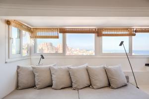 里斯本的住宿－Romantic Gem in Graça，客厅设有窗户和一张带枕头的沙发。