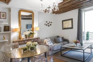 a living room with a table and a couch at My Nest Inn Paris Panthéon - 31m2 - 2min du Panthéon in Paris