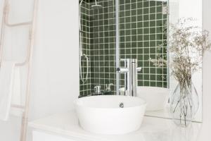 里斯本的住宿－Romantic Gem in Graça，一间带水槽和绿色瓷砖墙的浴室