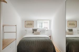 里斯本的住宿－Romantic Gem in Graça，一间卧室配有一张床和镜子