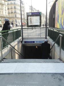 un hombre caminando por un túnel con una pantalla en My Nest Inn Paris Panthéon - 31m2 - 2min du Panthéon en París