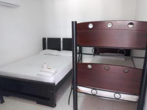 um pequeno quarto com um beliche e uma escada em Hotel Mileniun Valledupar em Valledupar