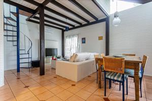 a living room with a couch and a table at Casa aconchegante na Lagoa da Conceição #LC02 in Florianópolis
