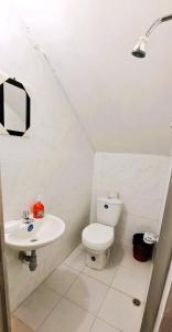 La salle de bains est pourvue de toilettes et d'un lavabo. dans l'établissement Tu hogar lejos de casa., à Garzón