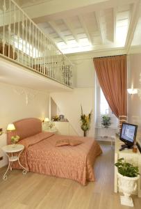 ローマにあるSuites Romeのベッドルーム1室(大型ベッド1台、階段付)