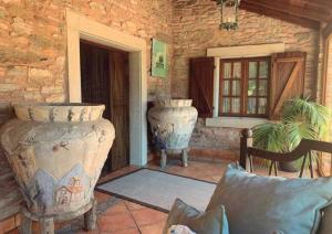 Casa Do Rivera في Cospeito: غرفة مع مزهرين كبيرين في جدار حجري