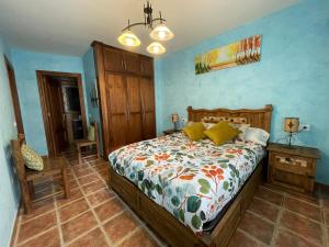1 dormitorio con 1 cama en una habitación azul en Moradas Portilla, en Portilla de la Reina