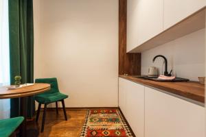 Kuchyň nebo kuchyňský kout v ubytování Studio Apartmani 071 Free Garage Parking