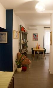 Casa del vicolo Fortunato في تشيفيتافيكيا: غرفة معيشة مع طاولة وكرسي