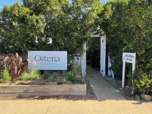 een bord met de tekst otica voor een gebouw bij Sunrise by Casuarina Beach in Casuarina