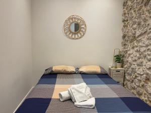 ein Schlafzimmer mit einem Bett und einem Spiegel an der Wand in der Unterkunft Charming Haven in Antibes in Antibes + 5 Fotos