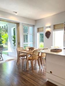 een keuken en eetkamer met een tafel en stoelen bij Sunrise by Casuarina Beach in Casuarina