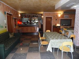 Lounge nebo bar v ubytování Hotel Rosso Di Sera
