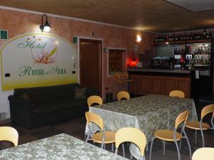 Lounge nebo bar v ubytování Hotel Rosso Di Sera
