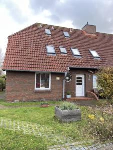 a brick house with a red roof at Haus Delphin - Ferienwohnung 1 in Norderney