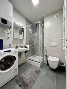 łazienka z pralką i toaletą w obiekcie Apartman Bjelasnica - vila Smuk w mieście Bjelašnica