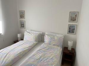 dwa łóżka siedzące obok siebie w sypialni w obiekcie Apartman Bjelasnica - vila Smuk w mieście Bjelašnica