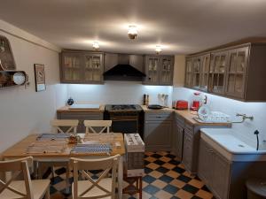 a small kitchen with a table and chairs in it at Gîte Charlotte et Suzette in Gueberschwihr