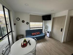 ein Wohnzimmer mit einem Tisch und einem Sofa in der Unterkunft Suite Nueva en Salinas - Chipipe, en conjunto privado in Salinas