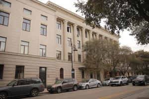 een groot gebouw met auto's geparkeerd voor het bij Mansarda House in Tbilisi City
