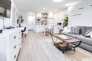 ein Wohnzimmer mit Sofa und Tisch in der Unterkunft Matchless Luxury III on Mill Pond in Wesley Chapel