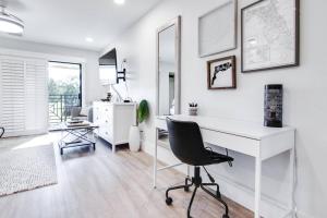 a white desk and a chair in a room at Matchless Luxury III on Mill Pond - 3168-3170 in Wesley Chapel