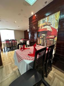 Elaria Hotel Hurgada في الغردقة: مطعم عليه طاولة عليها مناديل حمراء