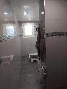 ein Bad mit einem Waschbecken und einem Fenster in der Unterkunft Appartement cocooning in Ajaccio