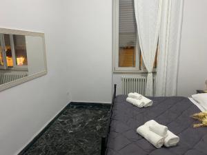 um quarto com uma cama com toalhas em Centralissimo 50mt em Matera