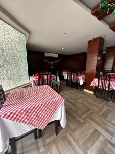 Elaria Hotel Hurgada في الغردقة: غرفة طعام مع طاولة وكراسي حمراء وبيضاء