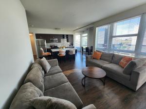 Amazing 2Bdr Home Must See DTLA في لوس أنجلوس: غرفة معيشة مع أريكة كبيرة ومطبخ
