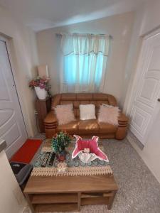 a living room with a couch and a table at cozy central apartment in the city in Willemstad