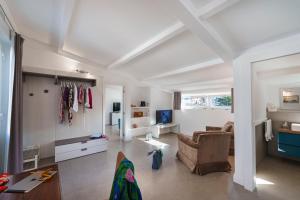 een woonkamer met een bank en een stoel bij Enfasi Holiday Home in Vico Equense