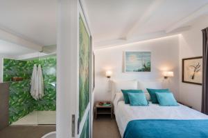 1 dormitorio con 1 cama con almohadas azules en Enfasi Holiday Home en Vico Equense