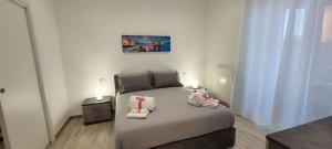 um quarto com uma cama com duas toalhas em Erre Home em Nápoles