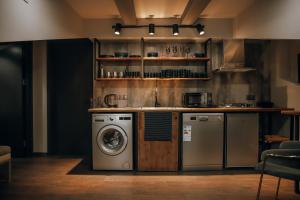 una cocina con lavadora y fregadero en Mansarda House, en Tiflis