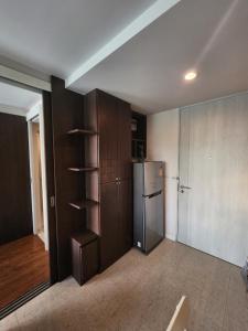 リュベルツィにあるAristo 1 Студия Apartment one Bedroomのキッチン(冷蔵庫、木製キャビネット付)