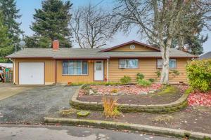 uma casa com uma entrada em frente em Eugene Vacation Home 8 Mi to University of Oregon em Eugene