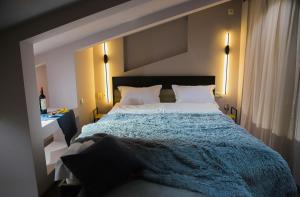 Кровать или кровати в номере Mansarda House