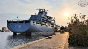 een groot schip is aangemeerd in het water bij Wilhelms Mitte in Wilhelmshaven