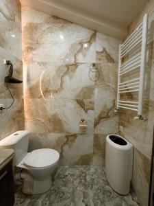 een badkamer met een toilet en een wastafel bij Mansarda House in Tbilisi City