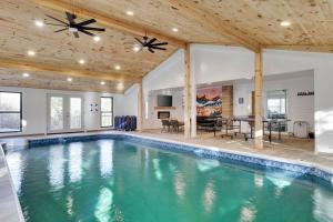 einen Pool in einem Haus mit Holzdecke in der Unterkunft Blue Mtn Poconos Retreat (Htd pool pet frndly) 