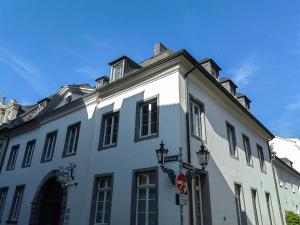 ein weißes Gebäude mit blauem Himmel im Hintergrund in der Unterkunft Epic Location in Düsseldorf