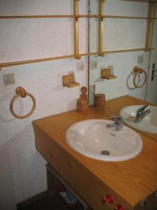 a bathroom counter with a sink and a mirror at Val Thorens Studio Cabine 2 Adultes et 2 Enfants Wifi in Val Thorens