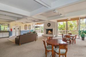 sala de estar con mesa, sillas y chimenea en G-306 Blue Horizons StayCoastal Vacations, en Oceanside