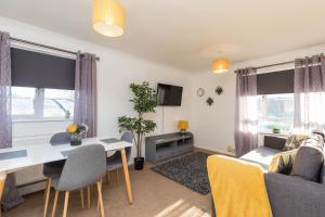 ein Wohnzimmer mit einem Sofa und einem Tisch in der Unterkunft 19A The Broadwalk Apartment- 1BR in Crawley