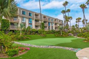 um edifício de apartamentos com um campo de golfe em frente a um resort em F-2 Seascape Nirvana em Oceanside