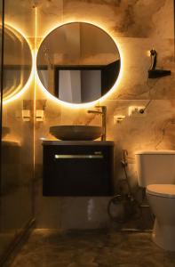 een badkamer met een wastafel en een spiegel bij Mansarda House in Tbilisi City